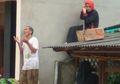 Viral Potret Mengiris Hati dari Banjir Bekasi, Pria Tengadahkan Tangan Untuk Berdoa dan Wanita yang Berpegangan Erat di Atas Atap, Dihujani Simpati dari Netizen