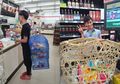 Thailand Resmi Larang Toko Besar Gunakan Kantong Plastik, Tak Ambil Pusing, Warganya Pakai Barang Nyeleneh untuk Berbelanja, Keranjang Pakaian Jadi!