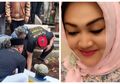 Seolah Tak Ada Sakit Hati Tersisa, Usai Gotong Keranda ke Mobil, Sule pun Ikut Turunkan Jenazah Lina ke Liang Lahat Diiringi Tangis Orang-orang