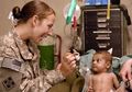 Sambil Gendong Bayi, Para Tentara Wanita Ini Punya Misi Khusus dalam Sebuah Foto Unik, Siap Sindir Atasannya dengan Cara yang Menguras Air Mara
