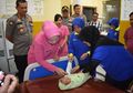 Seperti Kisah Sinetron! Bayi Berumur 8 Hari Ini Ditemukan di Depan Rumah Pak RT dengan Beralaskan Kardus, Isi Suratnya Mengharukan