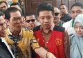 Curi Perhatian Saat Sidang, Seorang Pria Menangis Histeris Saat Hadiri Sidang Trio Ikan Asin, Sebut Pablo Bukanlah Seorang Penjahat