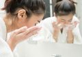 Tips Double Cleansing untuk Kulit Berjerawat, Pilih Produk dan Cara yang Tepat!