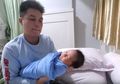 Jadi Ayah Siaga, Baim Wong Belajar Cara Gendong Kiano Tiger Wong, 'Butuh nih, Kalau Malam'