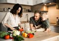 Habiskan #FamilyQuality dengan Mengajak Anak Menonton Acara Memasak Terbukti Bisa Buat Si Kecil Semangat untuk Makan Makanan Sehat, Kok Bisa?