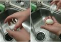 Ternyata Gampang Sekali Mengupas Telur, Hanya Menggunakan Air Dingin dan Lakukan Seperti dalam Video Berikut Ini, Jangan Sampai Salah!