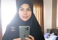Di Balik Hijab Syar'i Sederhana Saat Umrah, Nikita Mirzani Kepergok Pakai Tas Selempang Seharga Rp217 Juta