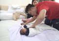 Baim Wong Unjuk Keahliannya Membedong Bayi Kembar Syahnaz Sadiqa Dengan Segala Risikonya