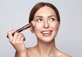 Cara Bikin Wajah Glowing Tahan Lama dengan Highlighter, Coba Yuk