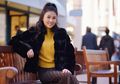 Tertutup Tapi Seksi, Intip Penampilan Sarwendah Saat Foto Bareng Suami Pakai Gaun Plisket Bahan Transparan