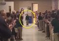Kalahkan Kanker, Bocah Ini Disambut Tepuk Tangan Semua Guru dan Siswa Saat Kembali ke Sekolah