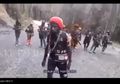 Berjalan Kaki Bagai Roda Besi, KKB Papua Sebut TNI Bisa Mati Jika Mengejarnya, Lekagak Telenggen dan Pasukannya Tampak Menyusuri Hutan dan Pegunungan, Videonya Beredar di Media Sosial