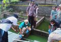 Seorang Pria Penasaran setelah Melihat Benda yang Menyerupai Boneka Mengapung di Kolam Lelenya, saat Diperiksa 'Benda' Itu Bikin Heboh Satu Warga Desa!
