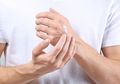 Memakai Hand Cream Tak Hanya Urusan Wanita, Pria Juga Wajib Pakai Karena Alasan Ini