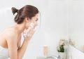 Cara Membersihkan Sisa Makeup yang Gampang dan Murah, Anti Jerawatan!