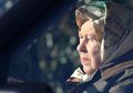 Dengan Wajah Muram, Ratu Elizabeth II Mengemudikan Mobil Sendiri Pasca Mundurnya Pangeran Harry dan Meghan Markle