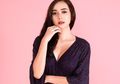 Dipuji Netizen, Anggunnya Aura Kasih Pakai Kebaya Putih Saat Hadiri Pelantikan BPP HIPMI