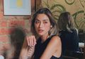 Ziarah ke Makam Olga Syahputra, Jessica Iskandar Izin Menikah Kenakan Kemeja Terbuka dan Celana Pendek