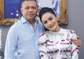 Selalu Tampil Bergandengan Tangan, Intip 4 Potret Mesra Krisdayanti dan Raul Lemos yang Bagaikan Masih Pacaran!