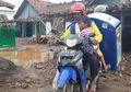 Begini Keseharian Tarmuji, Pria yang Viral Berjualan Roti Sambil Gendong Anak, Lantai Rumahnya Hanya Beralaskan Tanah Cokelat