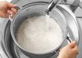 Sesekali, Coba Deh Masak Nasi dengan Air Mendidih, Anda Pasti Akan Menyukai Hasilnya!