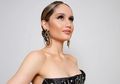 Pamer Punggung Seksi, Penampilan Cinta Laura Pakai Backless Dress dengan Rambut Diikat Satu Ini Sukses Curi Perhatian!