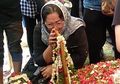 Kehilangan Adik dan Ibunda Hanya Selang 11 Hari, Dewi Irawan Tak Kuasa Menahan Tangis Sembari Bersimpuh di Nisan Ade Irawan
