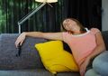 Percaya atau Tidak, Sering Tidur di Depan TV yang Menyala Bisa Tambah Berat Badan Secara Tak Sehat, Begini Penjelasannya