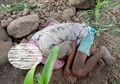 Kepala Desa Enggan Meminjamkan Ambulans, Jenazah Seorang Kakek Terpaksa Ditandu Memakai Sarung Menuju Rumah Duka, Lintasi Perbukitan Sejauh 10 Kilometer