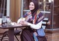 Tampil Sederhana Santun Pakai Busana Serba Hitam, Zaskia Sungkar Justru Kepergok Tenteng Tas Rp120 Juta Saat Umrah