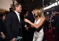 Intip Potret Kebersamaan Brad Pitt dan Jeniffer Aniston dalam Ajang SAG Awards 2020, Keduanya Berpelukan!