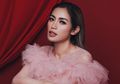 Jadi Model Cover Majalah Bersama Richard Kyle, Jessica Iskandar Tampil Seksi Pakai Dress Ketat Bertelanjang Kaki