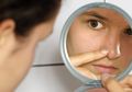 Pakai Peel Off Mask untuk Angkat Komedo, Efektif Nggak Sih?