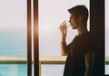 Ini Alasan Kesehatannya Mengapa saat Minum Jangan Sambil Berdiri