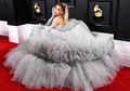 Tampil Anggun di Grammy Awards 2020, Ariana Grande Pakai Gaun dengan Lebar 6 Meter!