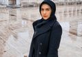 Intip Wajah Polos Natural Irish Bella Saat Digendong Mesra Ammar Zoni di Kolam Renang dengan Kepala Berbalut Turban Modis!