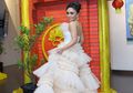Pakai Cheongsam Ketat saat Merayakan Imlek, Yuni Shara Tampil Memesona dengan Gaun Berwarna Cerah