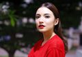 Rayakan Imlek Bareng Keluarga Suami, Intip Penampilan Chelsea Olivia dengan Dress Off Shoulder yang Elegan