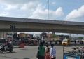 Awalnya Nongkrong Sambil Hisap Rokok di Atas Jembatan, Pria Ini Tiba-tiba Nekat Terjun dari Fly Over, Saat Dievakuasi Ternyata Kenakan Seragam Dinas Sabhara Polisi