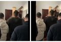 Mengiris Hati, Muncul Video Diduga Sekelompok Orang Kurung Paksa Keluarga Pengidap Virus Corona di Dalam Rumah, Warganet: 'Ini Sulit Dipercaya'