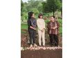 Datang ke Makam Lina Jubaedah, Mbak You Justru Beri Peringatan untuk Feni Rose dan Chika Jessica, Ada Apa?
