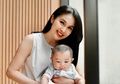 Sungguh Perjuangan Seorang Ibu! Demi Tumbuh Kembang Anaknya Sehat, Sandra Dewi Rela Repot-repot Lakukan Hal Ini di Pesawat