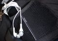 Sering Pakai Earphone dalam Waktu Lama, Telinga Cewek Ini Mendadak Jadi Tuli