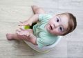 Jangan Buru-buru Panik, Berikut Perbedaan Warna Feses Bayi yang Menyusu ASI Eksklusif dengan Susu Formula, Moms Wajib Tahu!