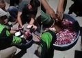 Bikin Geleng-Geleng Kepala, Driver Ojol Mandikan HP dengan Air Kembang Supaya Ramai Orderan
