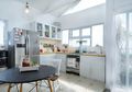 Mau Kesan Clean dan Segar di Dapur? Intip Inspirasi Dapur Berlimpah Cahaya Ini