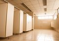 9 Alasan Kenapa Pintu Toilet Umum Bawahnya Bolong dan Tak Menyentuh Rapat Lantai, Nomor 2 Penting Banget!