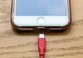 Duh, Kebiasaan Nge-Charge Ponsel di Tempat Umum Ternyata Simpan Bahaya Mengerikan