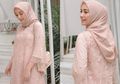 Tak Mesti Harus Pakai Rok, Intip Inspirasi Busana Kondangan Hijab Simpel Modis Ala Mega Iskanti