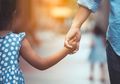 Nggak Ada Urusannya dengan Dunia Mistik, Ibu Ini Berhasil 'Bertemu' Lagi dengan Putrinya yang Sudah Meninggal Menggunakan Alat Ini, Sampai Nangis-Nangis si Ibu